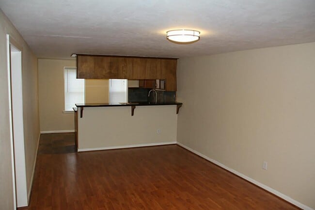 Building Photo - 214 E Hilburn St