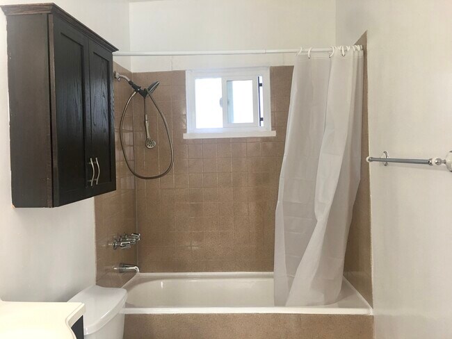 Bathroom - 7284 1/4 Fountain Ave