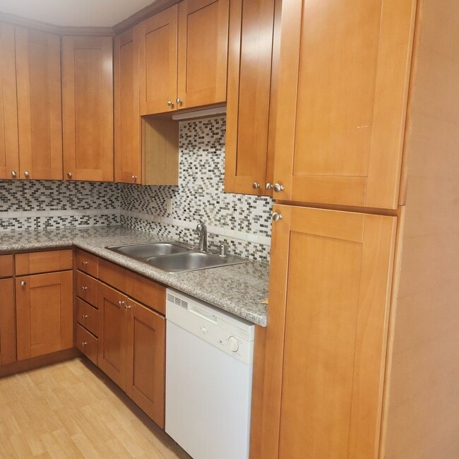 Building Photo - UTC Duplex 1475 Sq Ft 3 bedroom 1.5 ba woo...