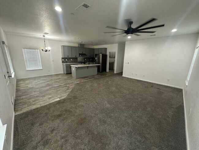 Building Photo - 909 E Olive Ave