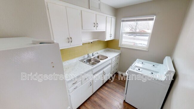 Foto del edificio - 619 Gainsborough Rd