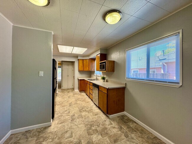 Foto del edificio - Charming 4 bedroom Home in Tahoe Park w/ E...