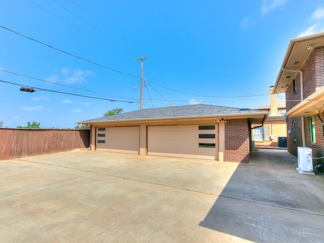 Building Photo - FIRST MONTH FREE!! Modern Living in Nichol...