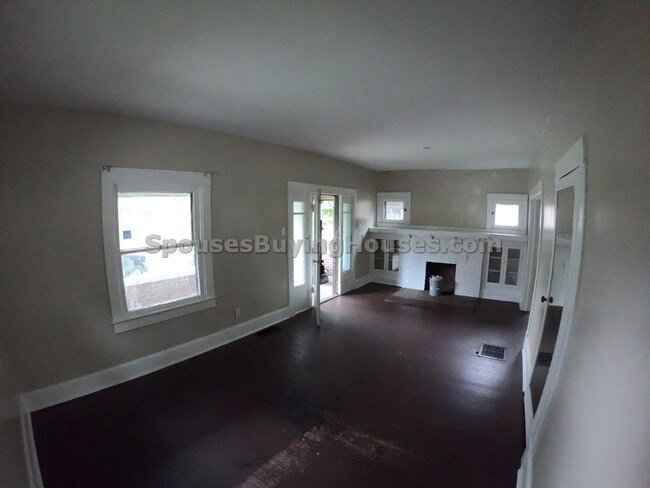 Building Photo - 734 N Gladstone Ave