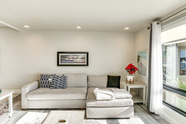 Building Photo - 4513 Cove Dr