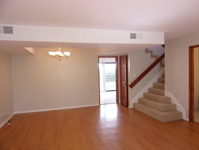 Building Photo - 422 S Palm Dr