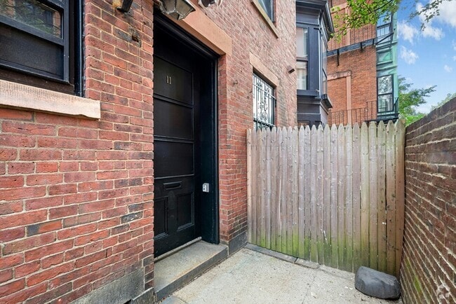 Building Photo - 49 Beacon St