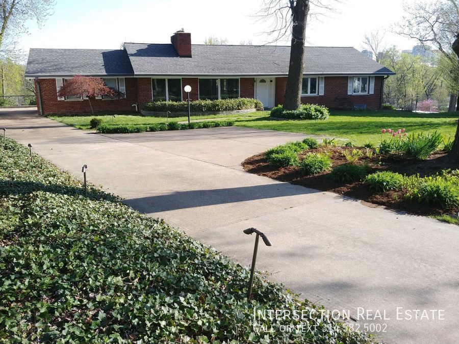 Stunning Ladue Ranch on Private Street wit... House Rental in St