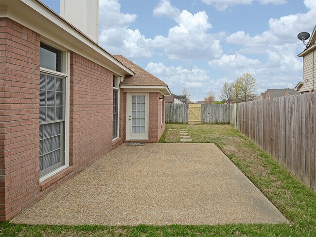 Building Photo - 3 Bedroom, 2 Bath Near Stateline Rd and Ri...