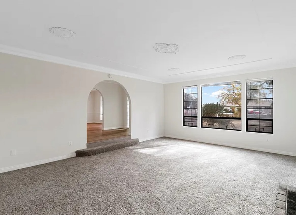 Spacious living, large yard, off street parking. Available 11/5 Move In - Spacious living, large yard, off street parking.  Available 11/5 Move In