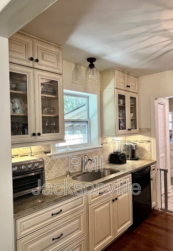 Foto del edificio - 820 Inwood Terrace
