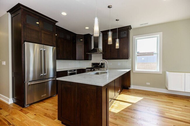 Foto del edificio - 2612 W Fullerton Ave