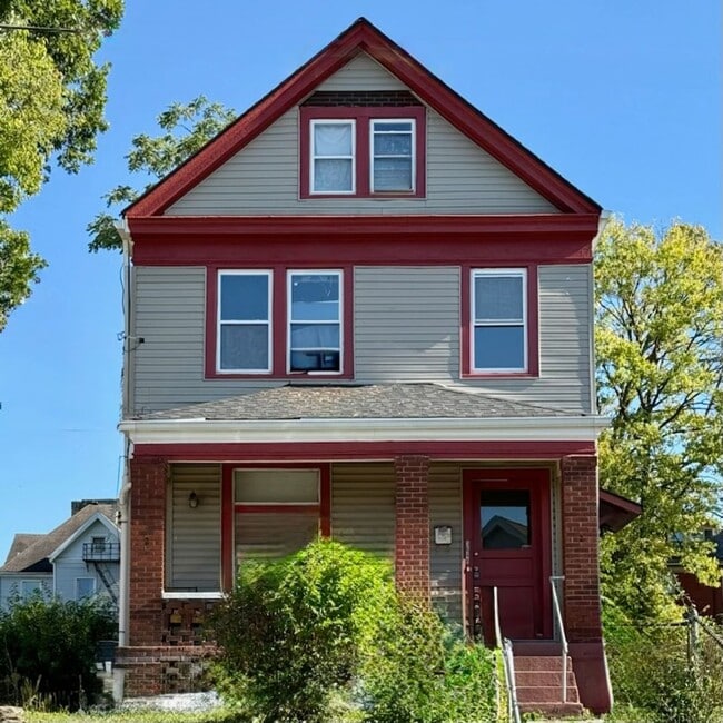 Xavier & UC Students - 2026-2027 School Year - Spacious House with Backyard and Deck! - Xavier & UC Students - 2026-2027 School Year - Spacious House with Backyard and Deck!