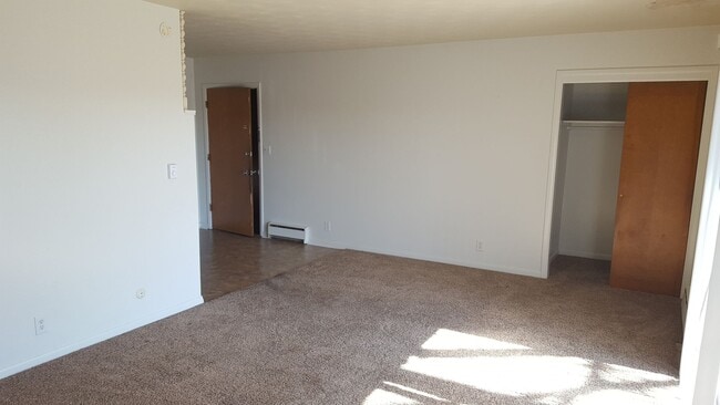 Building Photo - Spacious 1 Bed 1 Bath in the heart of Speedway!