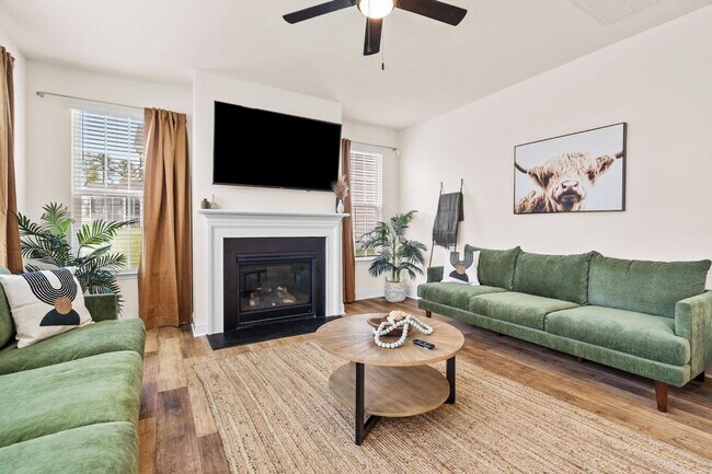 Foto del edificio - Beautifully Furnished 4 Bedroom Home!