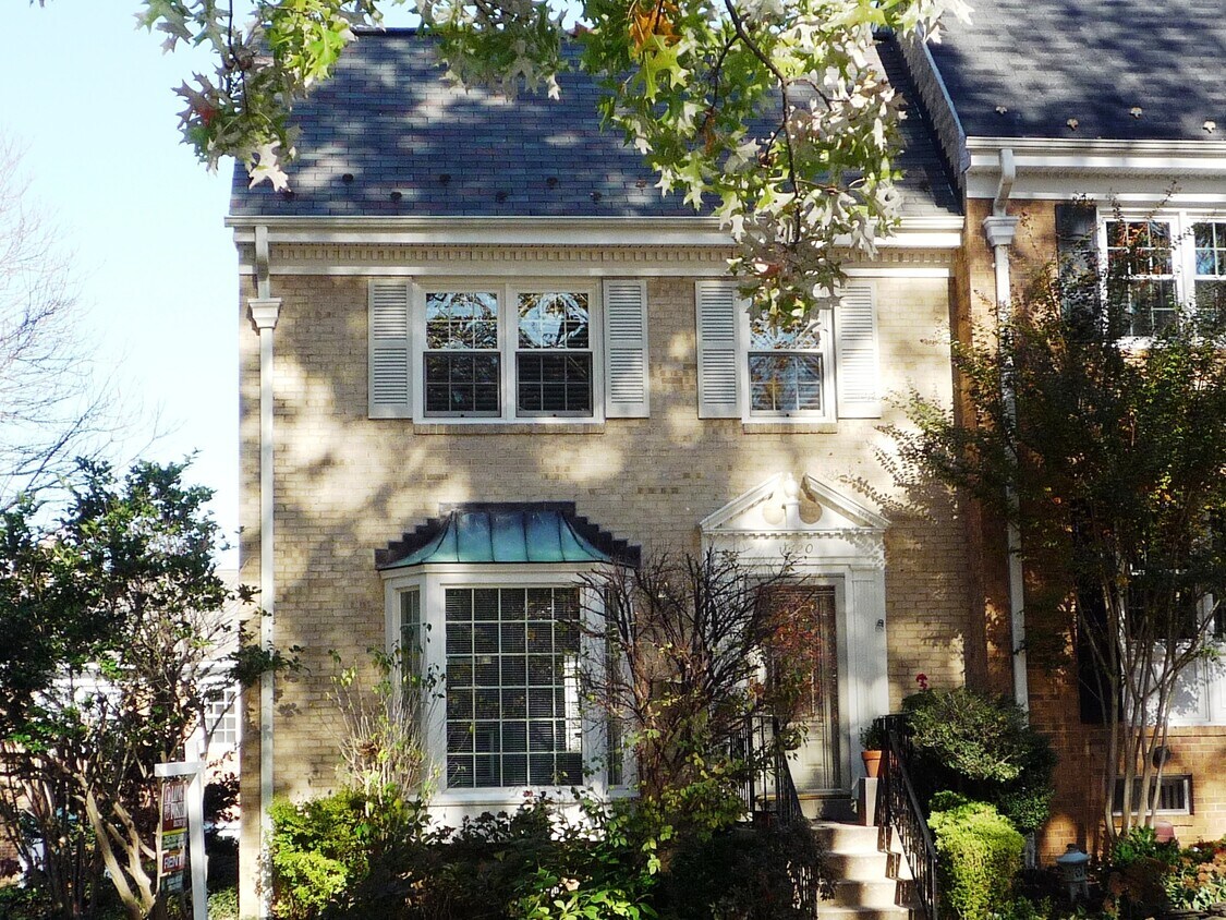 7420 Hallcrest Dr, McLean, VA 22102 Townhouse for Rent in McLean, VA