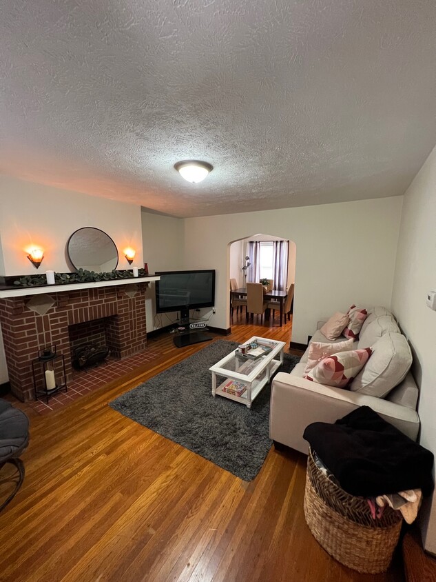 Primary Photo - 136 W Sycamore St
