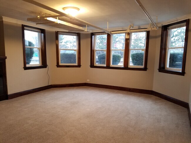 Vista de la sala de estar 1 - 4631 N Keating Ave