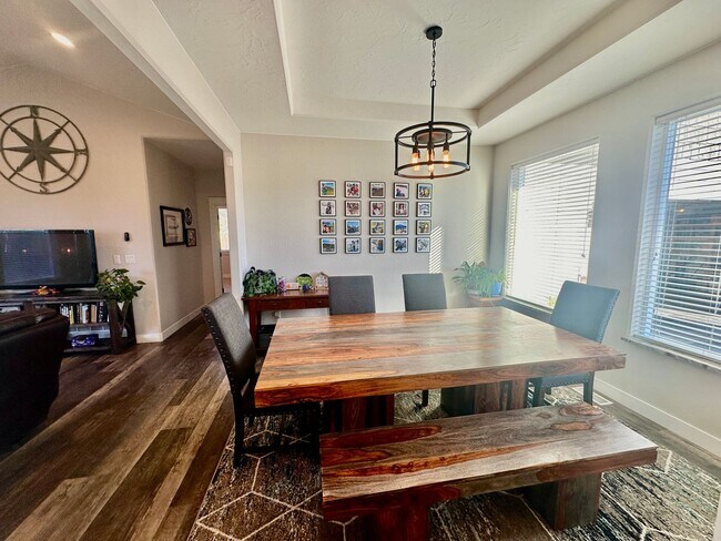 Building Photo - Beautiful & Cozy 4 bed 3 bath, 3 car garag...