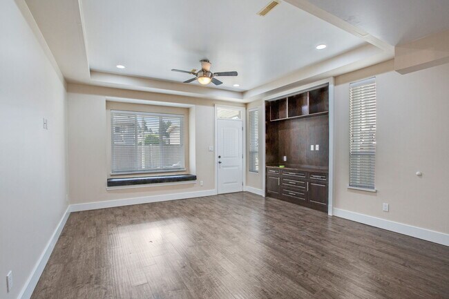 Building Photo - Spacious 4 Bed 3 Bath ground level Home fo...