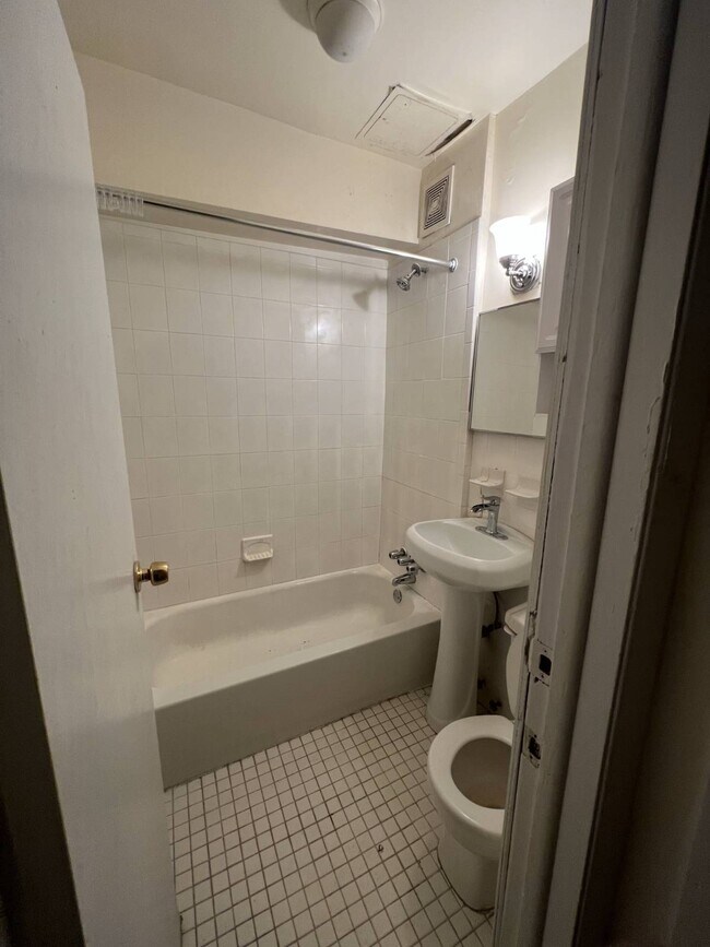 Building Photo - 450 E 138th St