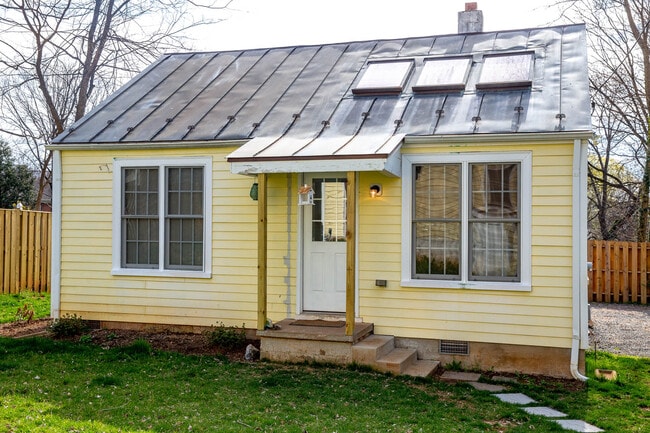 Building Photo - 128 Goodman St