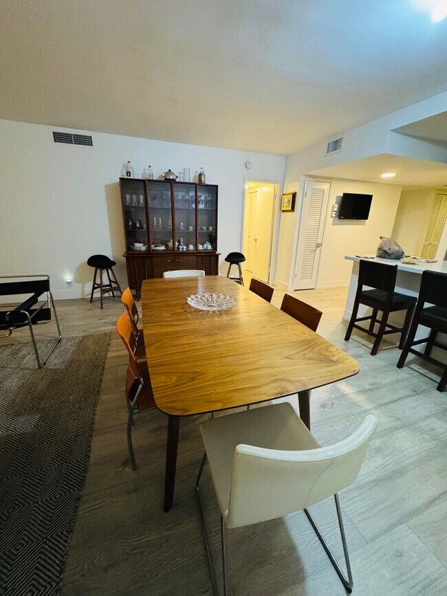 Foto del edificio - 2800 N Palm Aire Dr