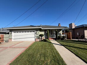 Building Photo - 3271 Crestmoor Dr