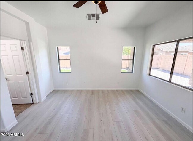 Foto del edificio - 934 E Overlin Dr
