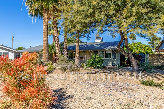 Building Photo - 8538 E Mitchell Dr