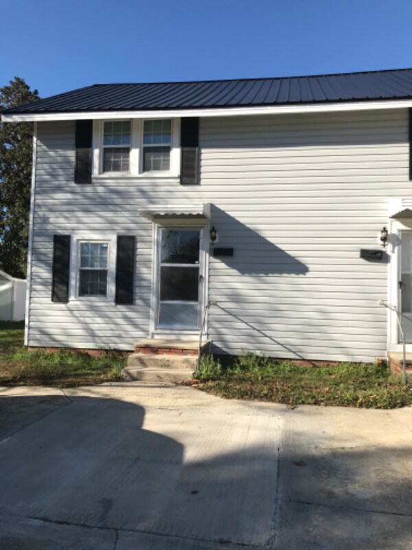 Building Photo - 207 N Elm St