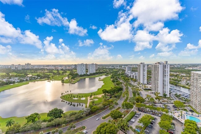 Foto del edificio - 20281 E Country Club Dr