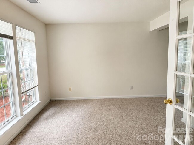 Building Photo - 913 Tiger Ln