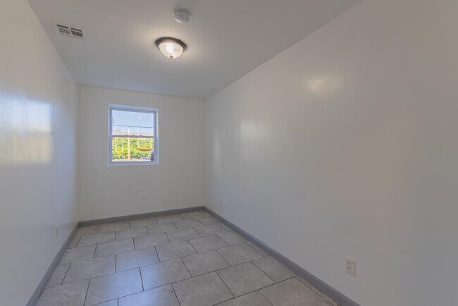 Building Photo - 118 Carteret Ave