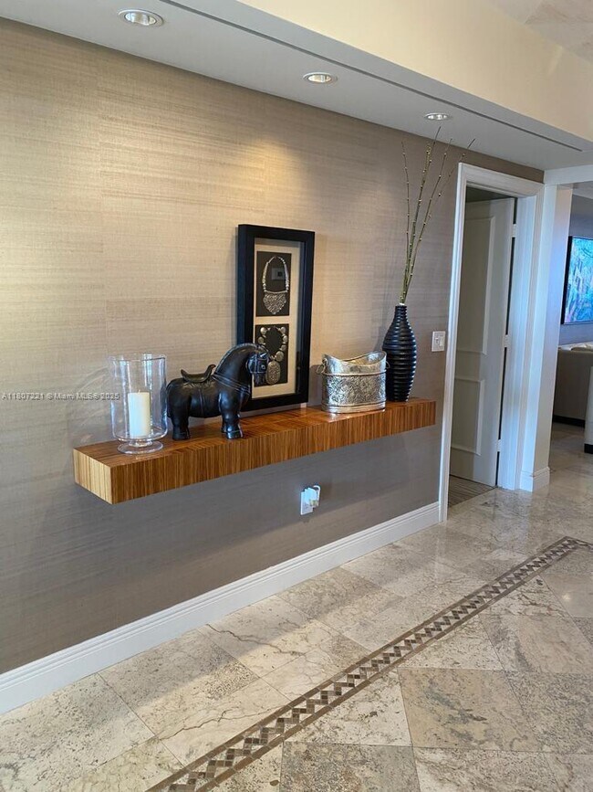 Foto del edificio - 785 Crandon Blvd