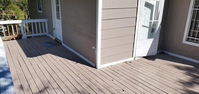 Building Photo - 202 Live Oak