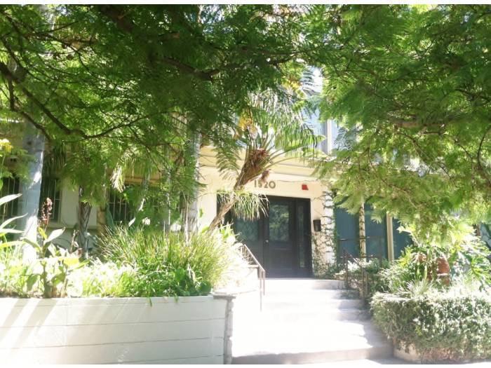 Foto principal - 1520 N Hayworth Ave