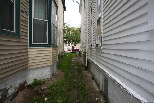 Building Photo - 8 Florence Pl