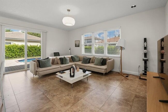 Foto del edificio - 19077 NW 23rd Ct