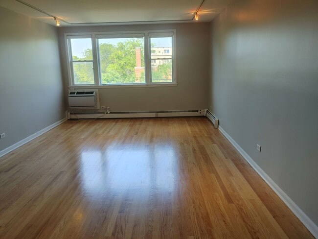 Building Photo - Fully Updated 2 Bed, 2 Bath Residence