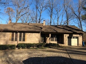 Building Photo - 2208 Oakwood Ave