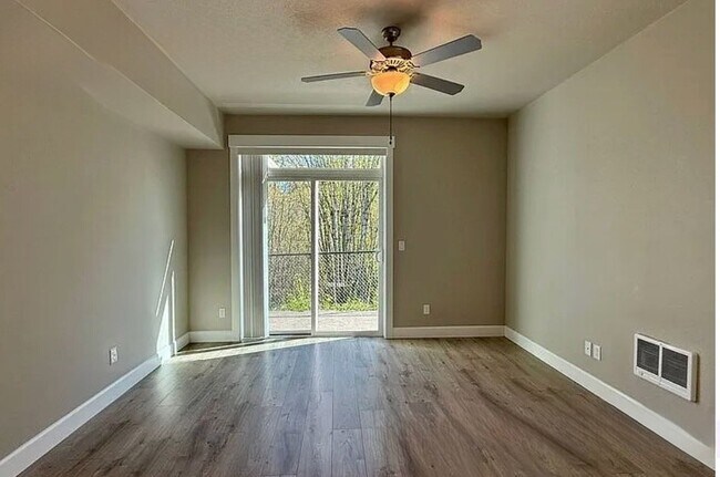 Foto del edificio - 1058 NE Regan Hill Loop