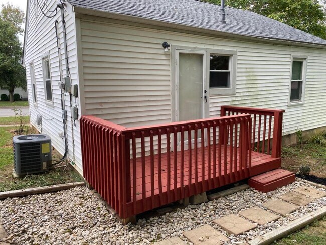 Building Photo - 519 Village Dr