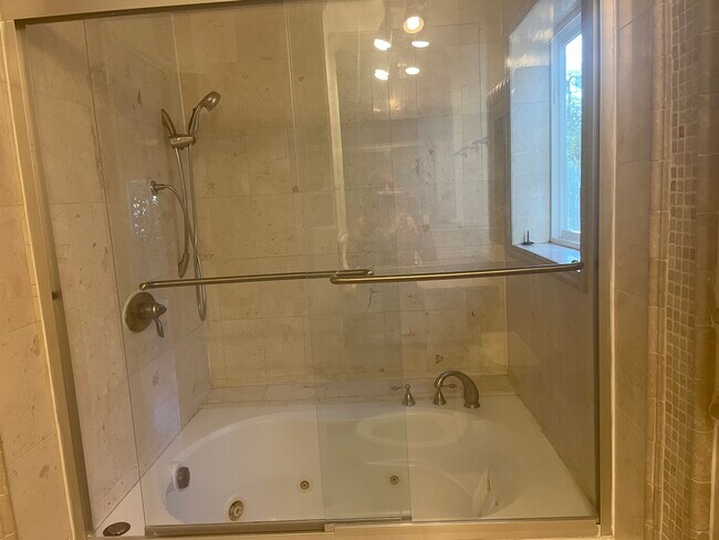 Bañera de hidromasaje - 8547 Airdrome St