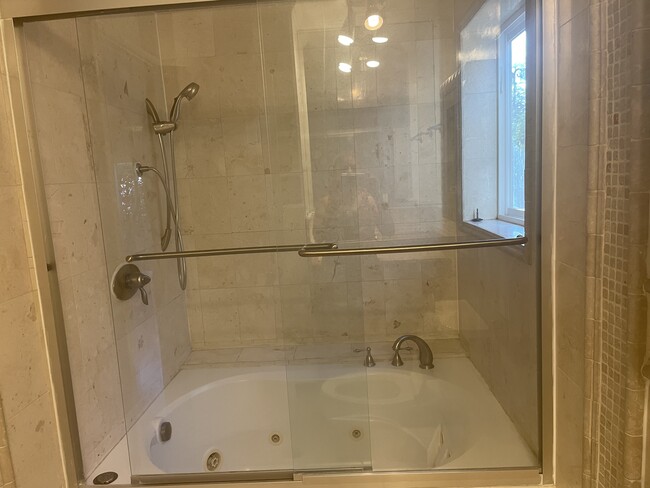 Jacuzzi tub - 8547 Airdrome St