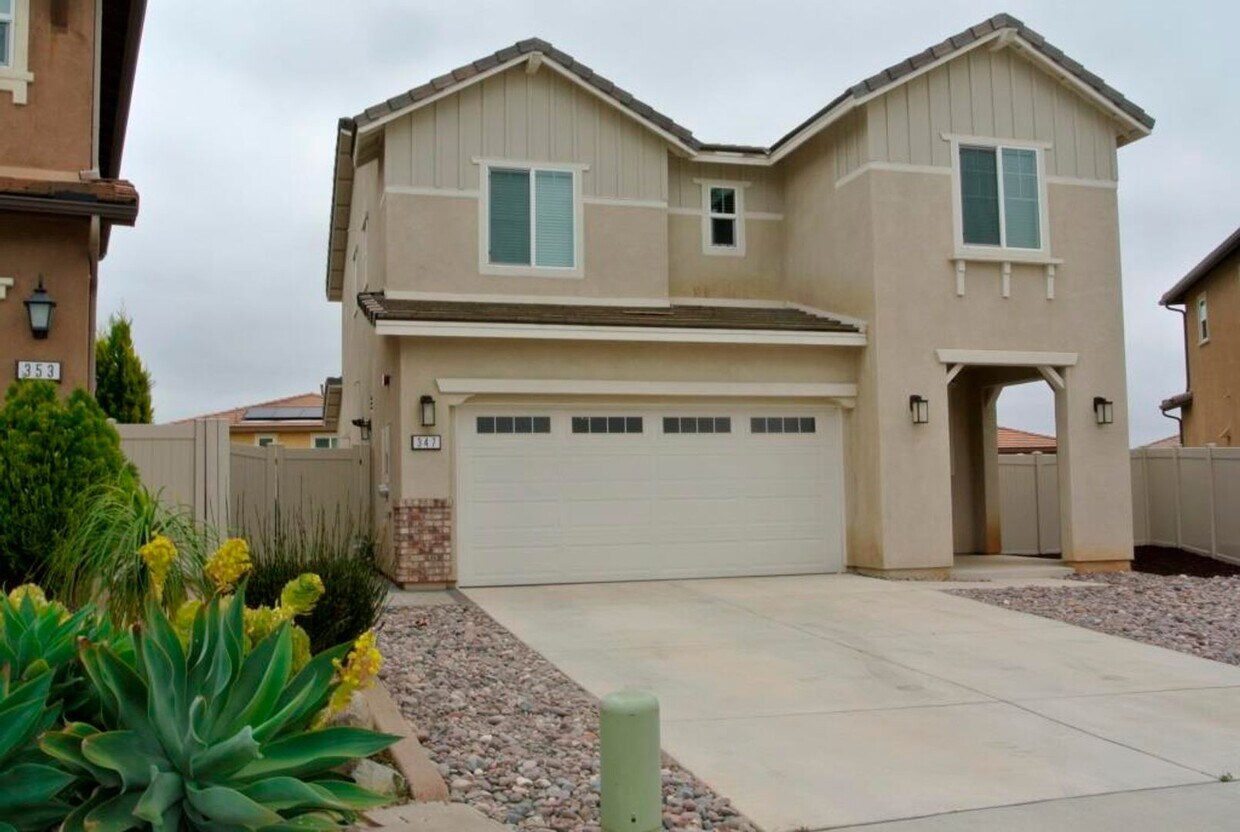 Foto principal - 3Bed/2.5Bath Home in Horse Creek Ridge Com...