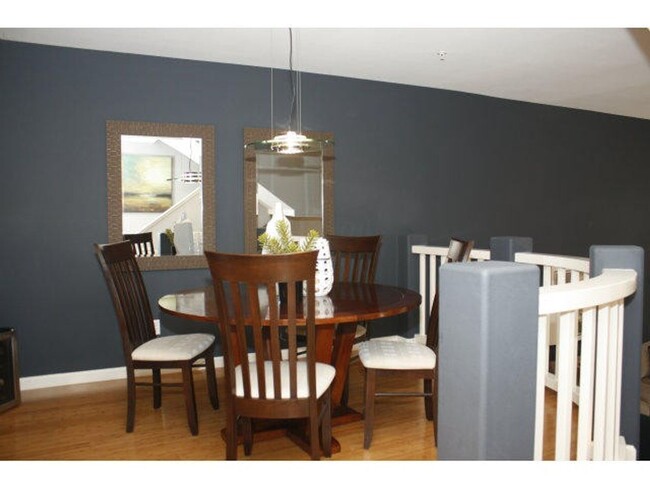 Building Photo - Conveniently located townhouse with 2 mast...