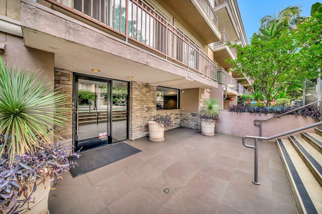 Foto del edificio - 141 S Clark Dr