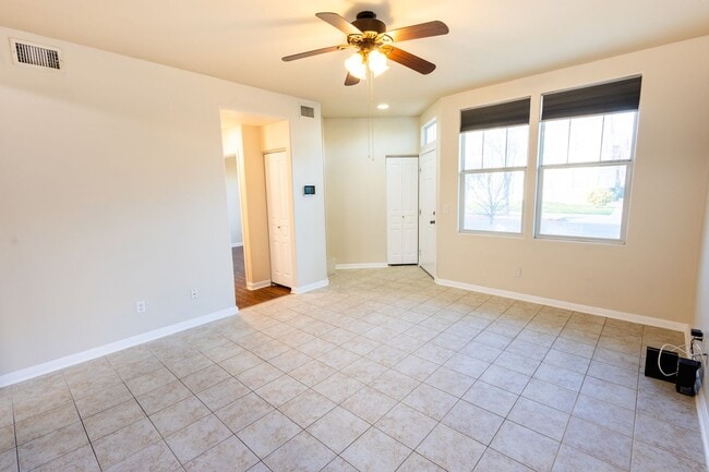 Building Photo - 3 bed 2 bathroom