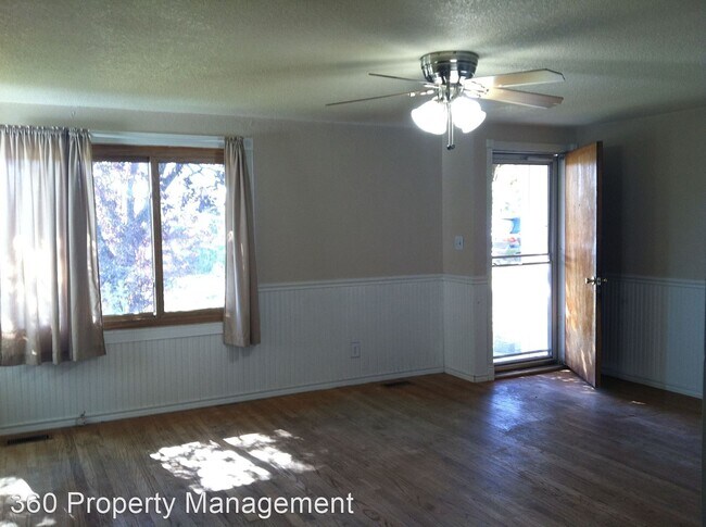 Building Photo - 3 br, 1 bath House - 262 SE Pasek Street